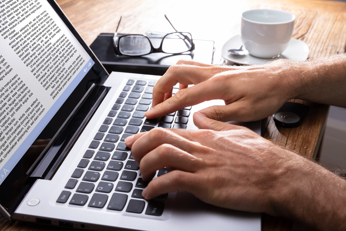 How To Find And Manage Content Writers for Your Niche Website [The Definitive Guide]